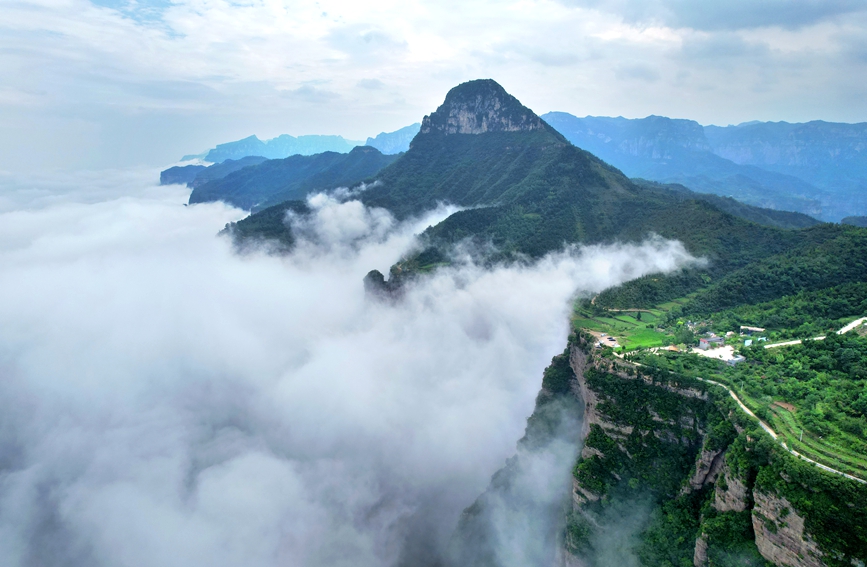 雨后太行云霧繚繞，奇峰異嶺若隱若現，宛如一幅水墨山水畫(huà)卷。秦加福攝